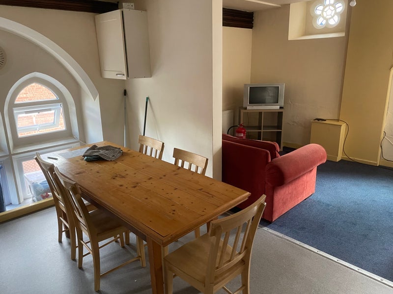 Room Hyde Grove in Manchester