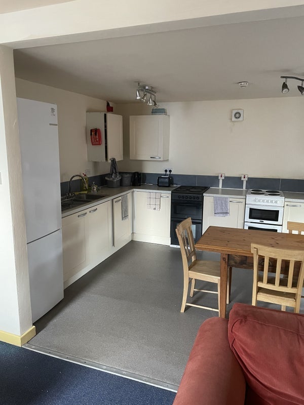 Room Hyde Grove in Manchester