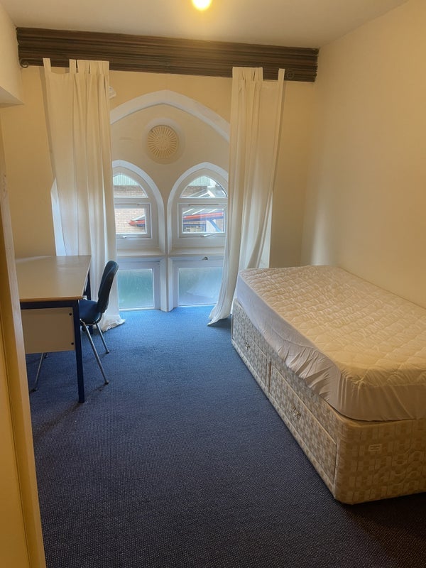 Room Hyde Grove in Manchester