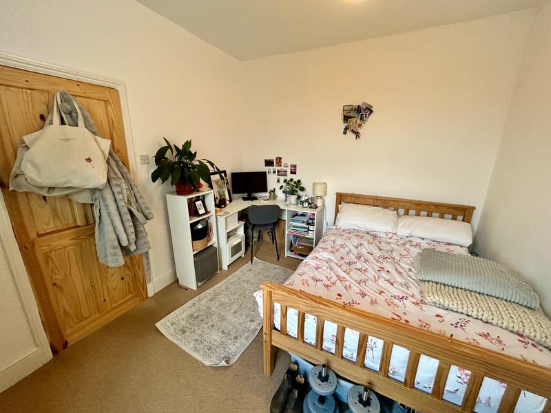 Room Cossham Road in Bristol