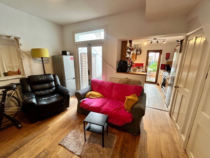 Room Cossham Road in Bristol