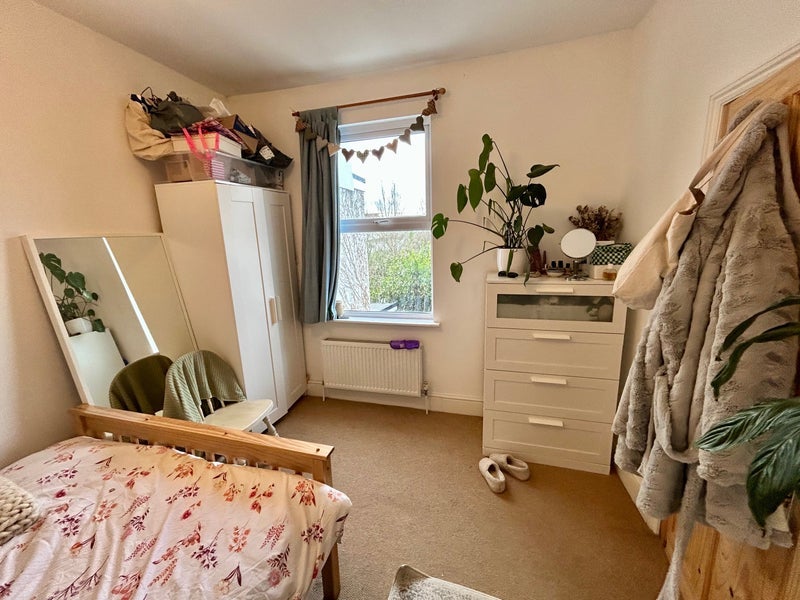 Room Cossham Road in Bristol