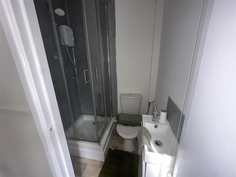 Room Layton Avenue in Mansfield Woodhouse