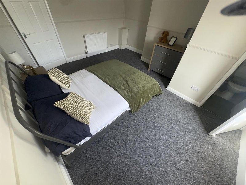 Room Layton Avenue in Mansfield Woodhouse