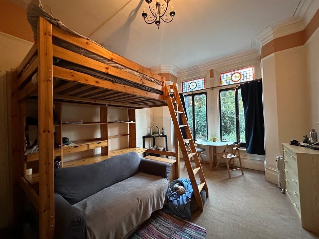 Flat Primrose Gardens in Greater London