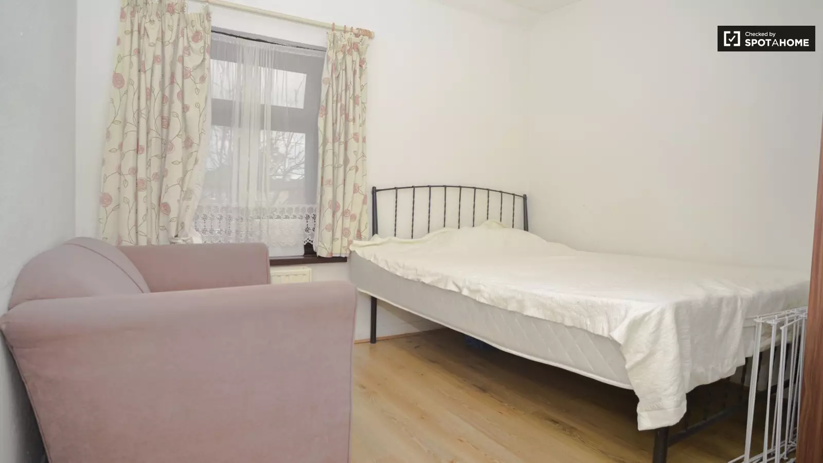 Flat Green Leas Close in Sunbury-on-Thames