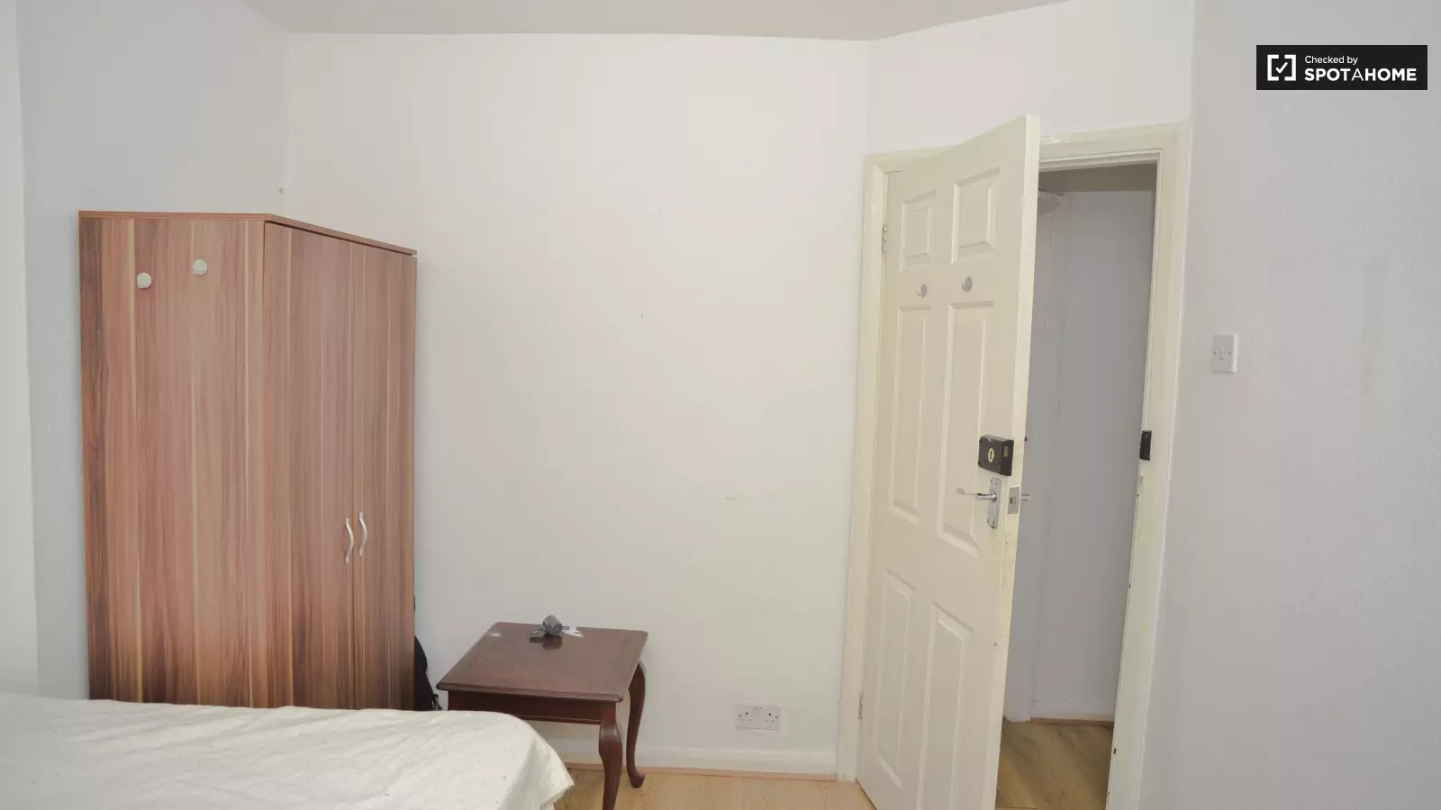 Flat Green Leas Close in Sunbury-on-Thames