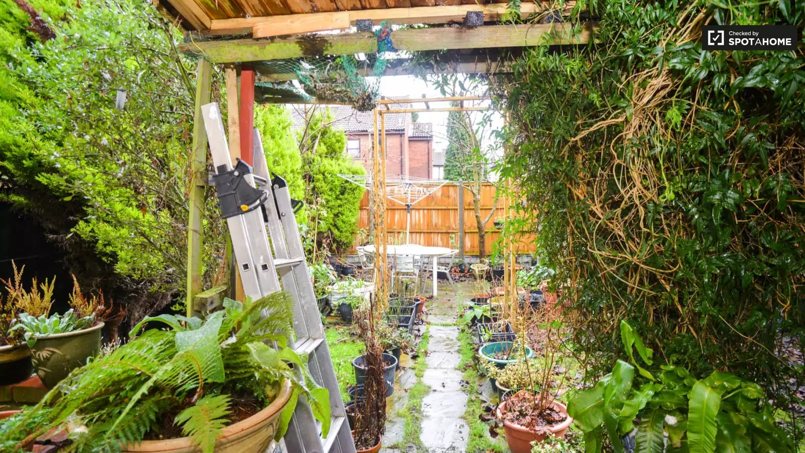 Flat Green Leas Close in Sunbury-on-Thames