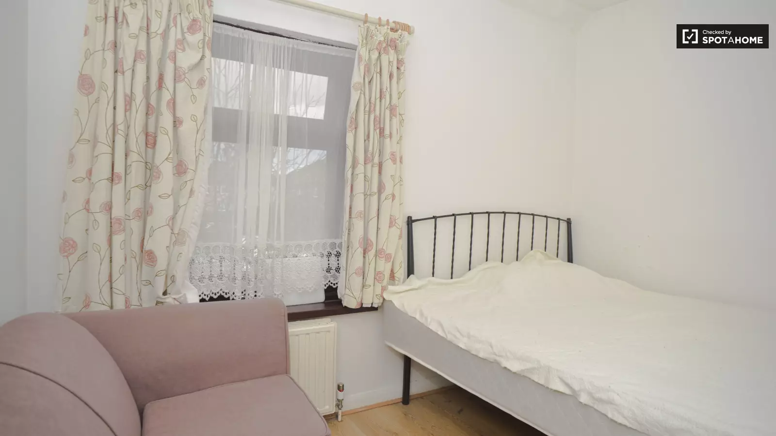 Flat Green Leas Close in Sunbury-on-Thames