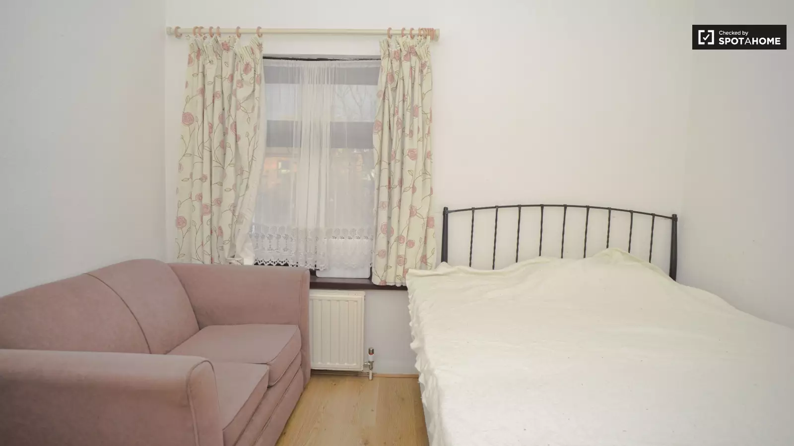Flat Green Leas Close in Sunbury-on-Thames