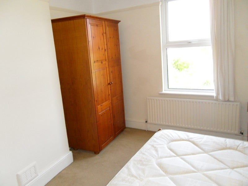 Flat Warwick Gardens in Greater London