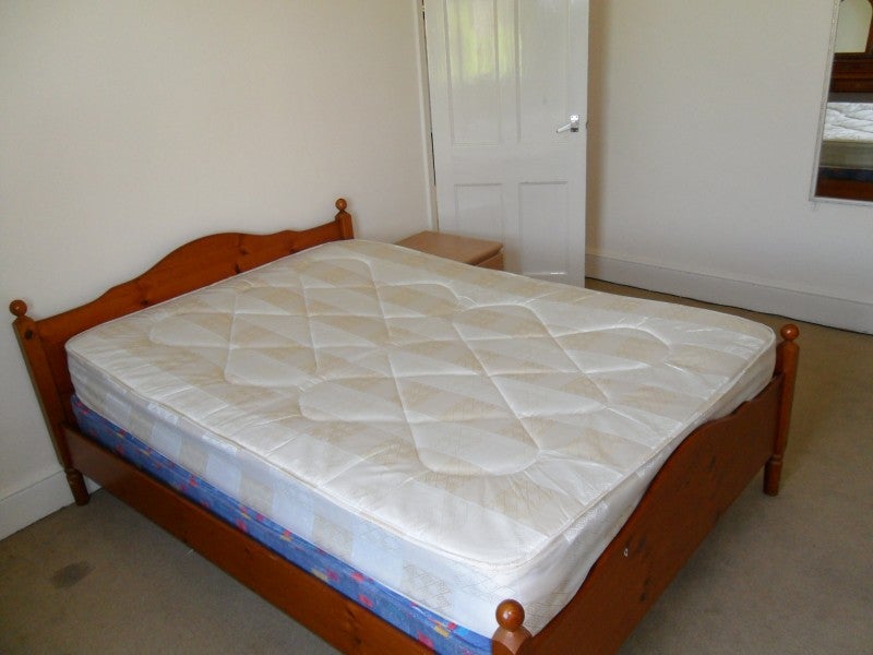 Flat Warwick Gardens in Greater London