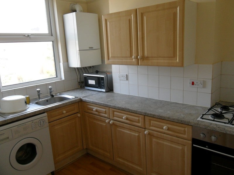 Flat Warwick Gardens in Greater London