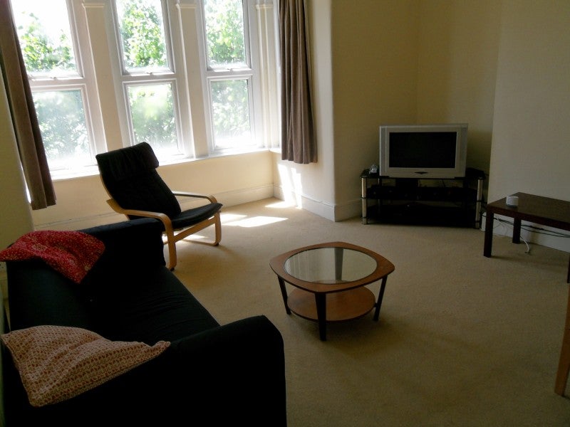 Flat Warwick Gardens in Greater London