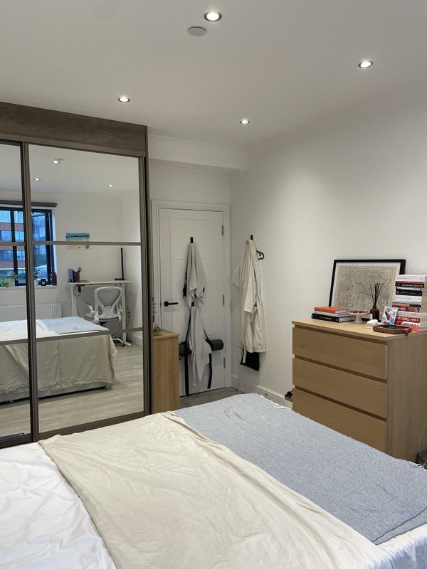 Room Batty Street in Greater London