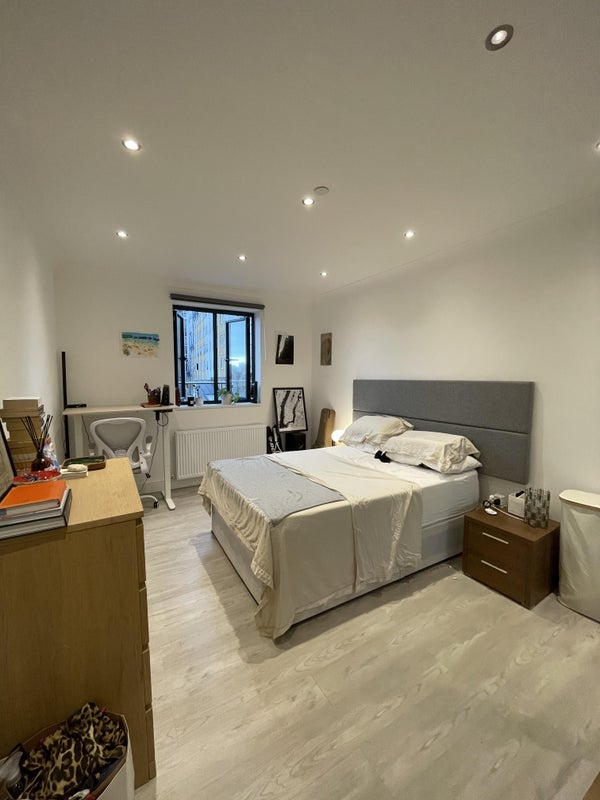 Room Batty Street in Greater London