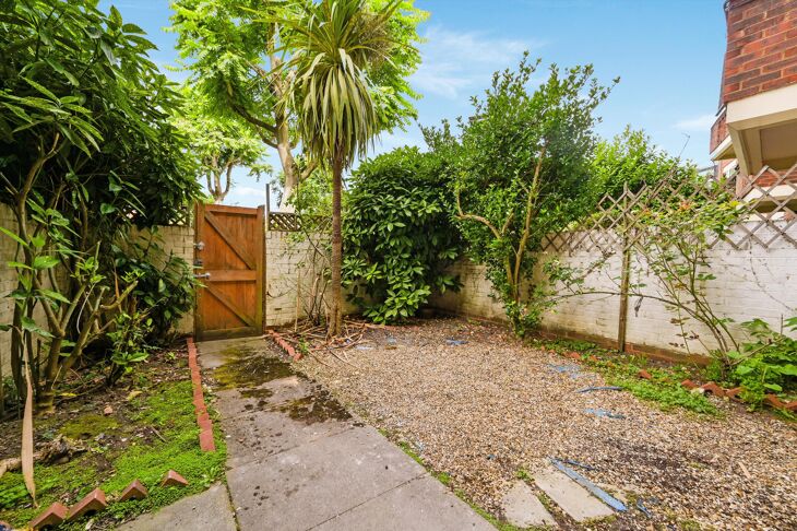 Flat Wynford Road in Greater London