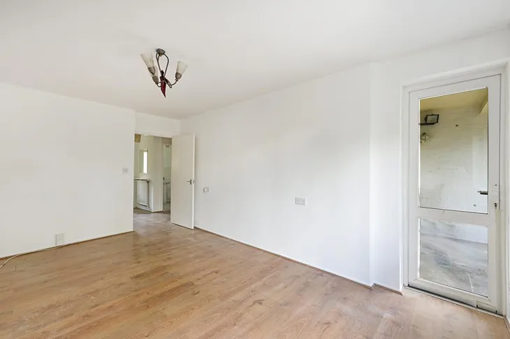 Flat Wynford Road in Greater London