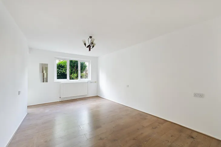 Flat Wynford Road in Greater London