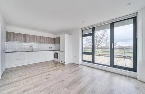 Flat Kingston Road in Staines-Upon-Thames