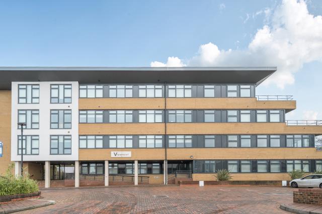 Flat Kingston Road in Staines-Upon-Thames