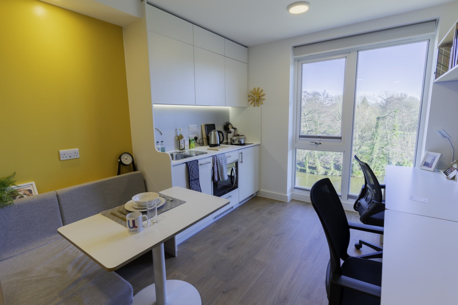 Flat Walnut Tree Close in Guildford