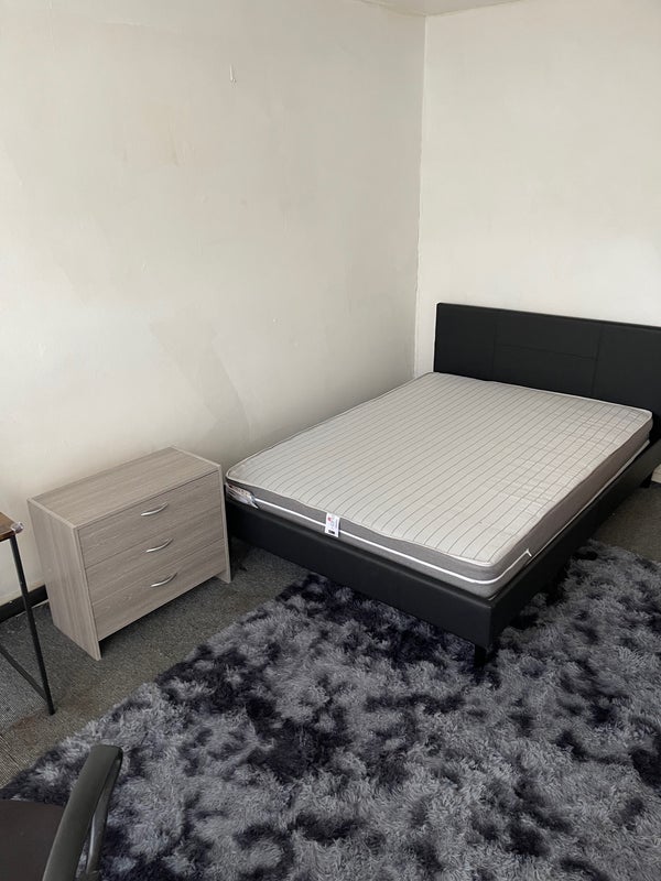 Room Curtis Way in Greater London