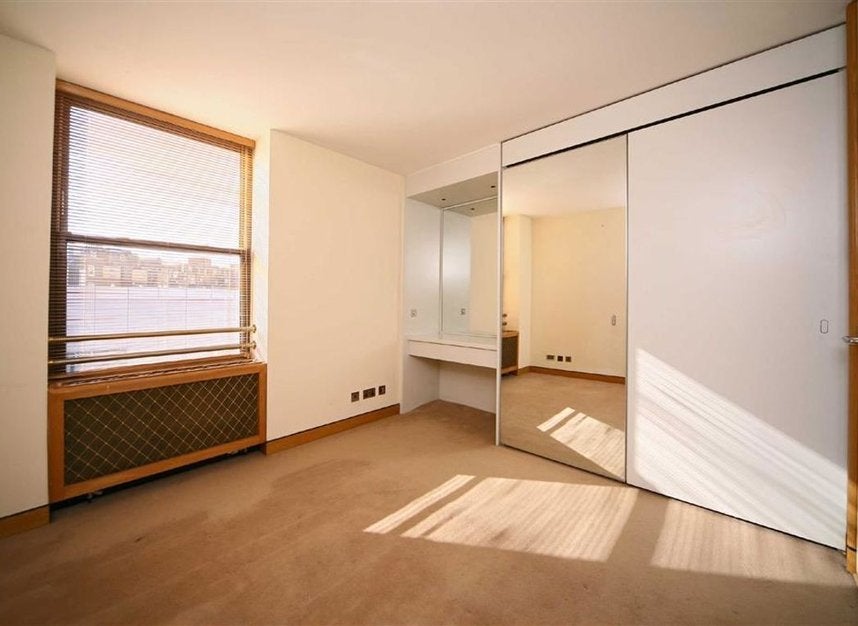 Flat Emperor's Gate in Greater London