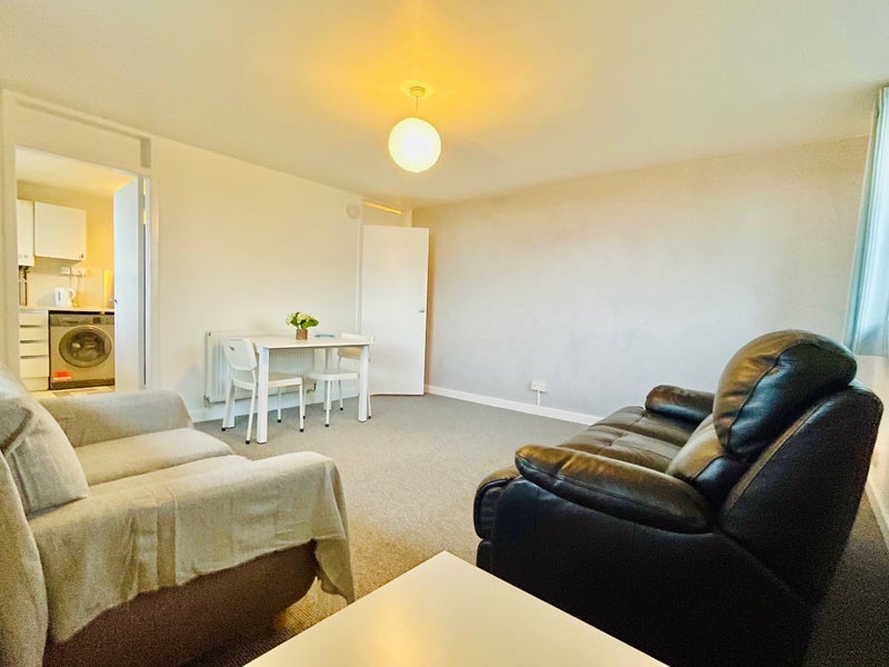Flat Pennywell Gardens in City of Edinburgh