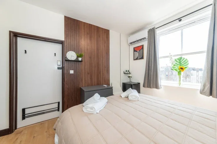 Flat Kensington High Street in Greater London