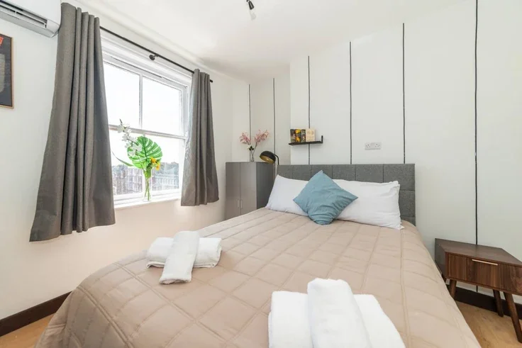Flat Kensington High Street in Greater London