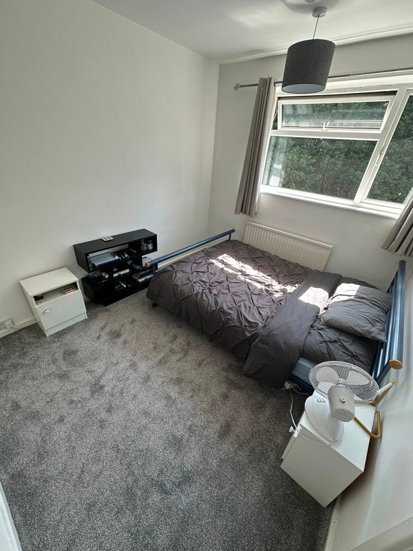 Room Hickling Road in Nottingham