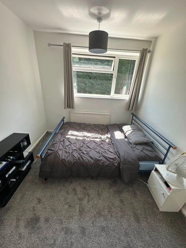 Room Hickling Road in Nottingham