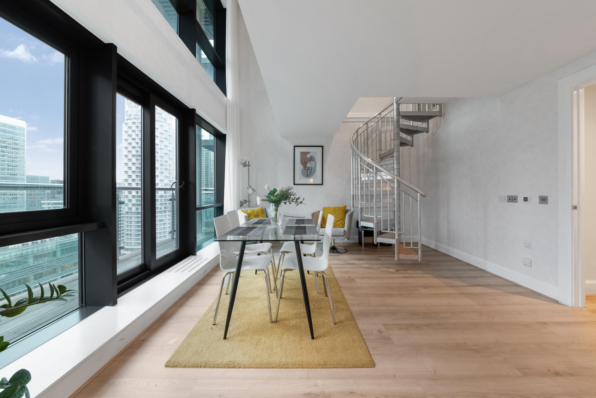Flat South Quay Square in Greater London
