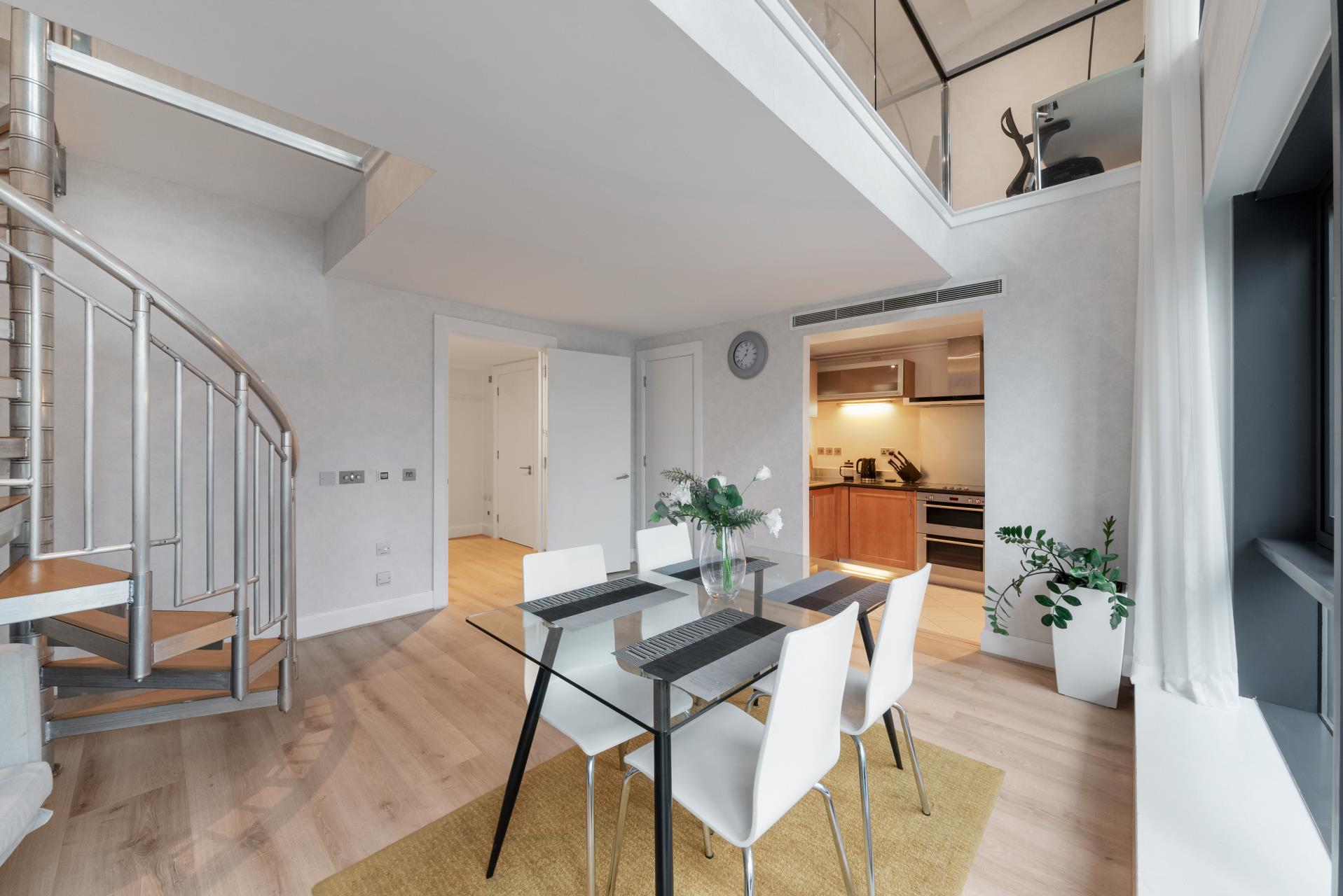 Flat South Quay Square in Greater London