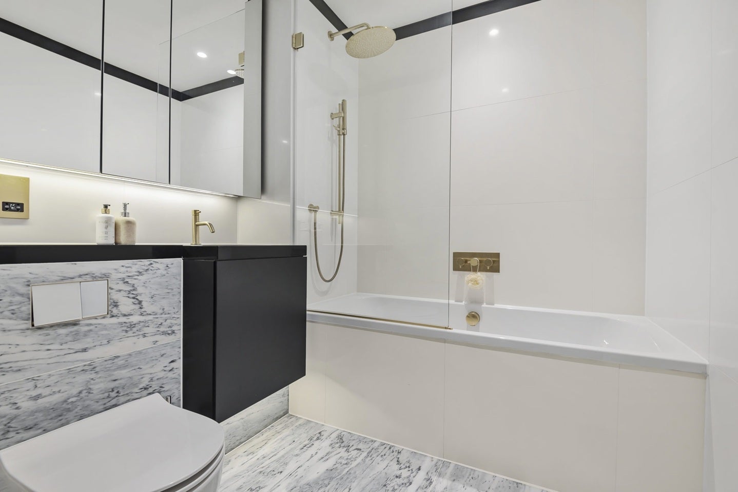 Flat Chandlers Avenue in Greater London