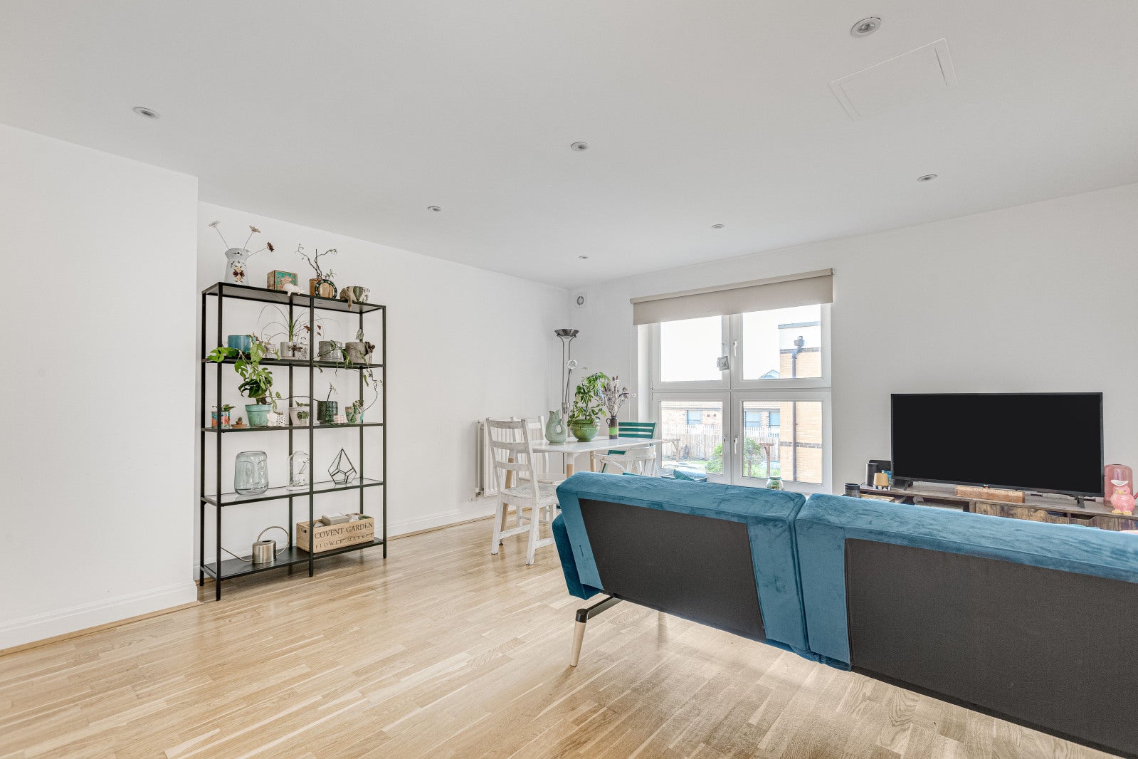 Flat Kings Avenue in Greater London
