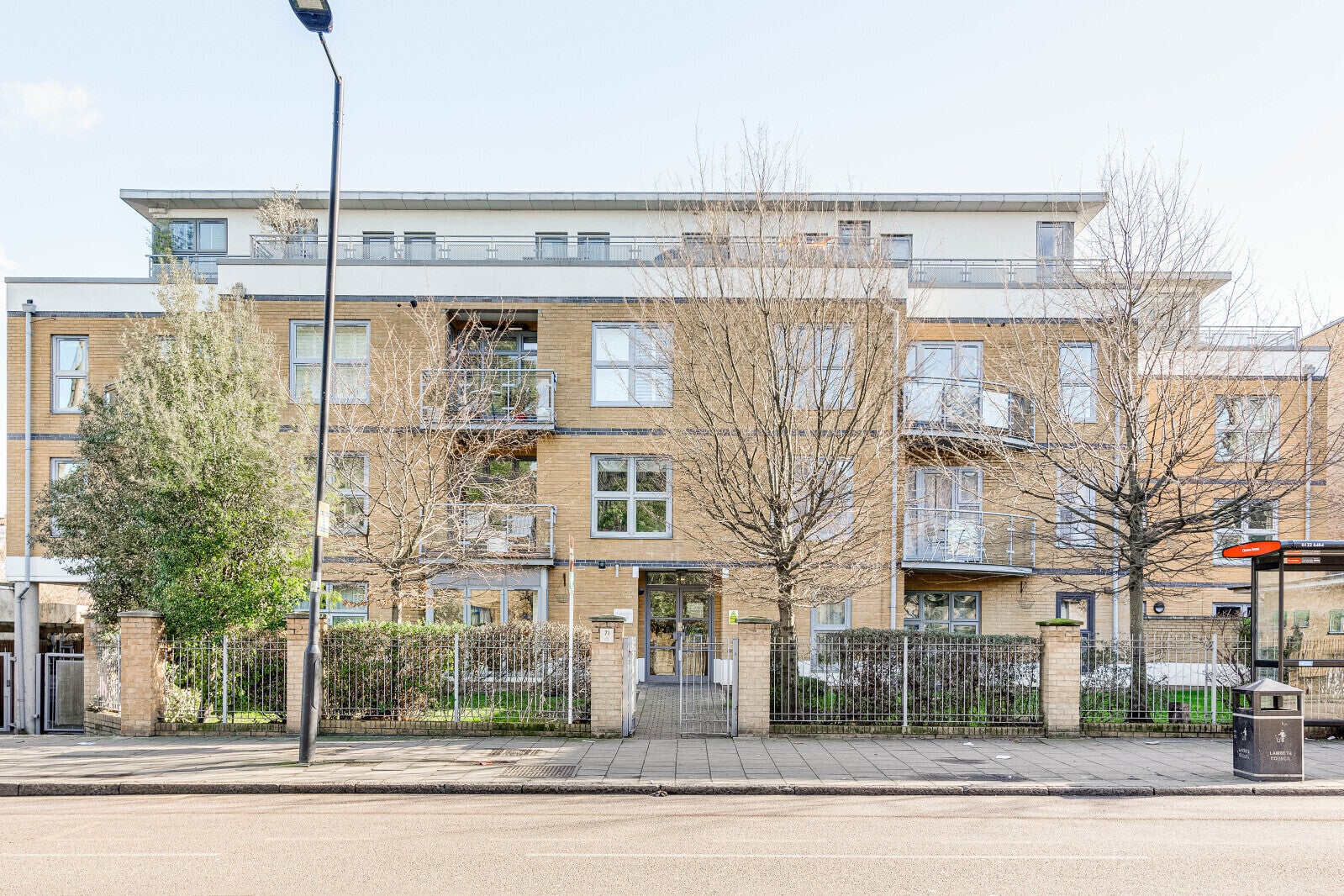 Flat Kings Avenue in Greater London