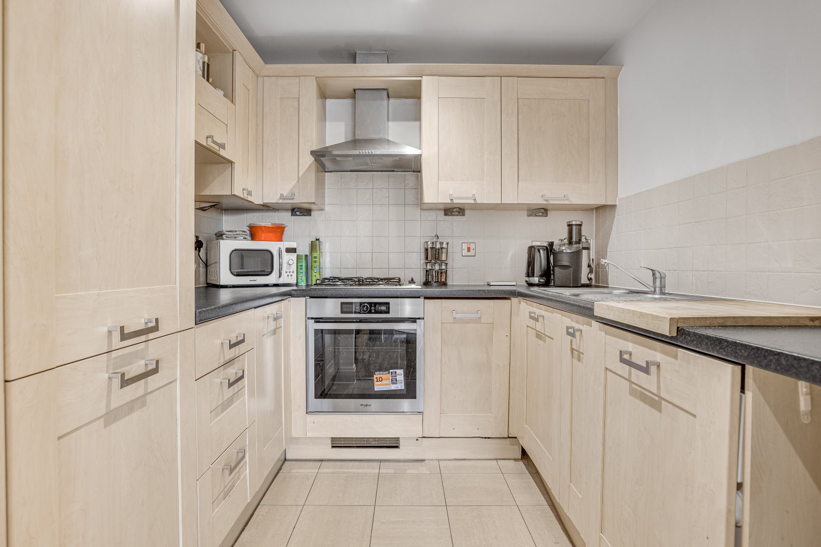 Flat Kings Avenue in Greater London
