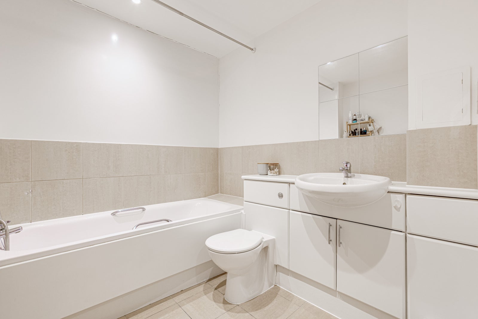 Flat Kings Avenue in Greater London