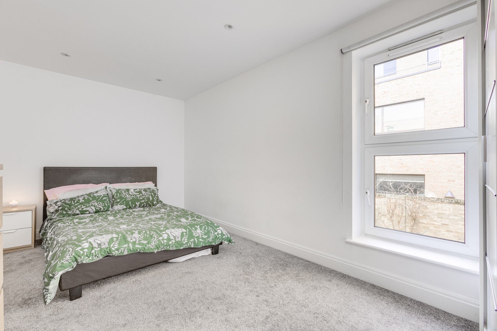 Flat Kings Avenue in Greater London