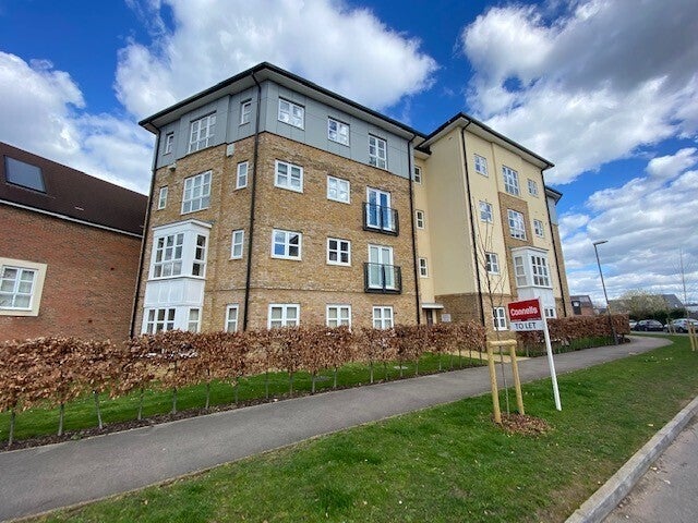 Flat Stadium Approach in Aylesbury