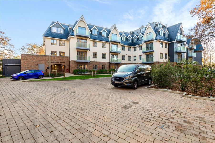 Flat Monument Road in Woking