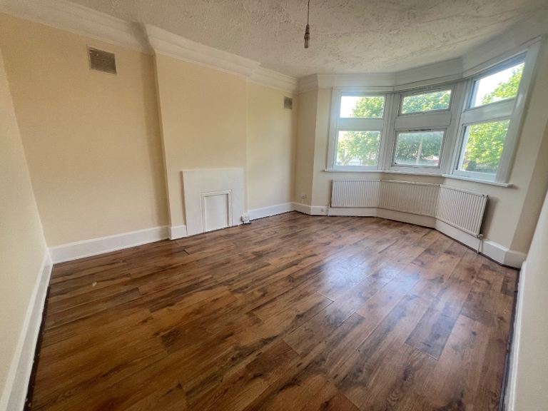Flat Wightman Road in Greater London