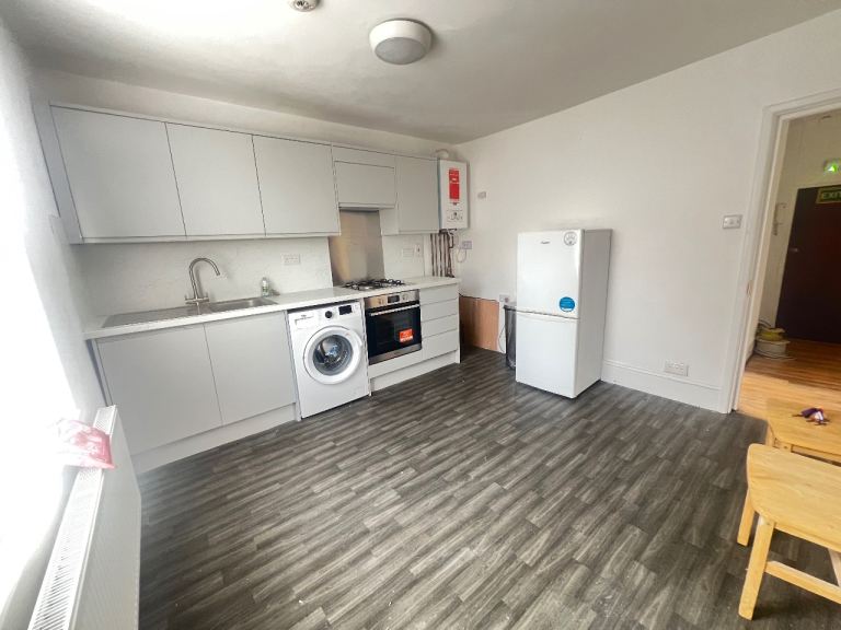 Flat Wightman Road in Greater London