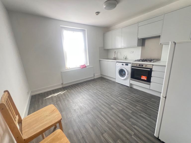 Flat Wightman Road in Greater London