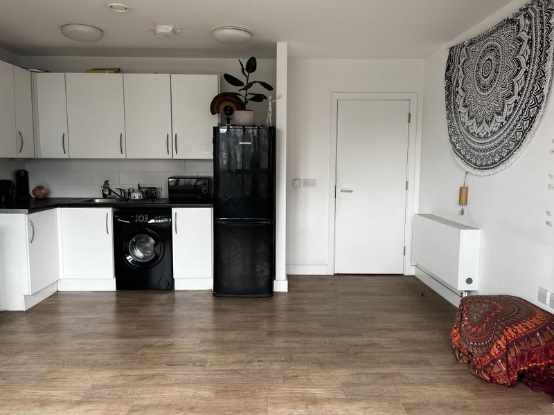 Room Mint Street in Greater London