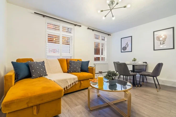 Flat Wyfold Road in Greater London