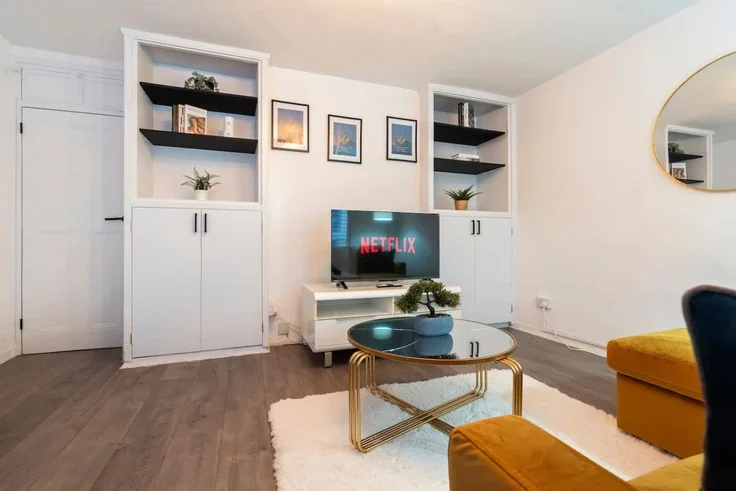 Flat Wyfold Road in Greater London
