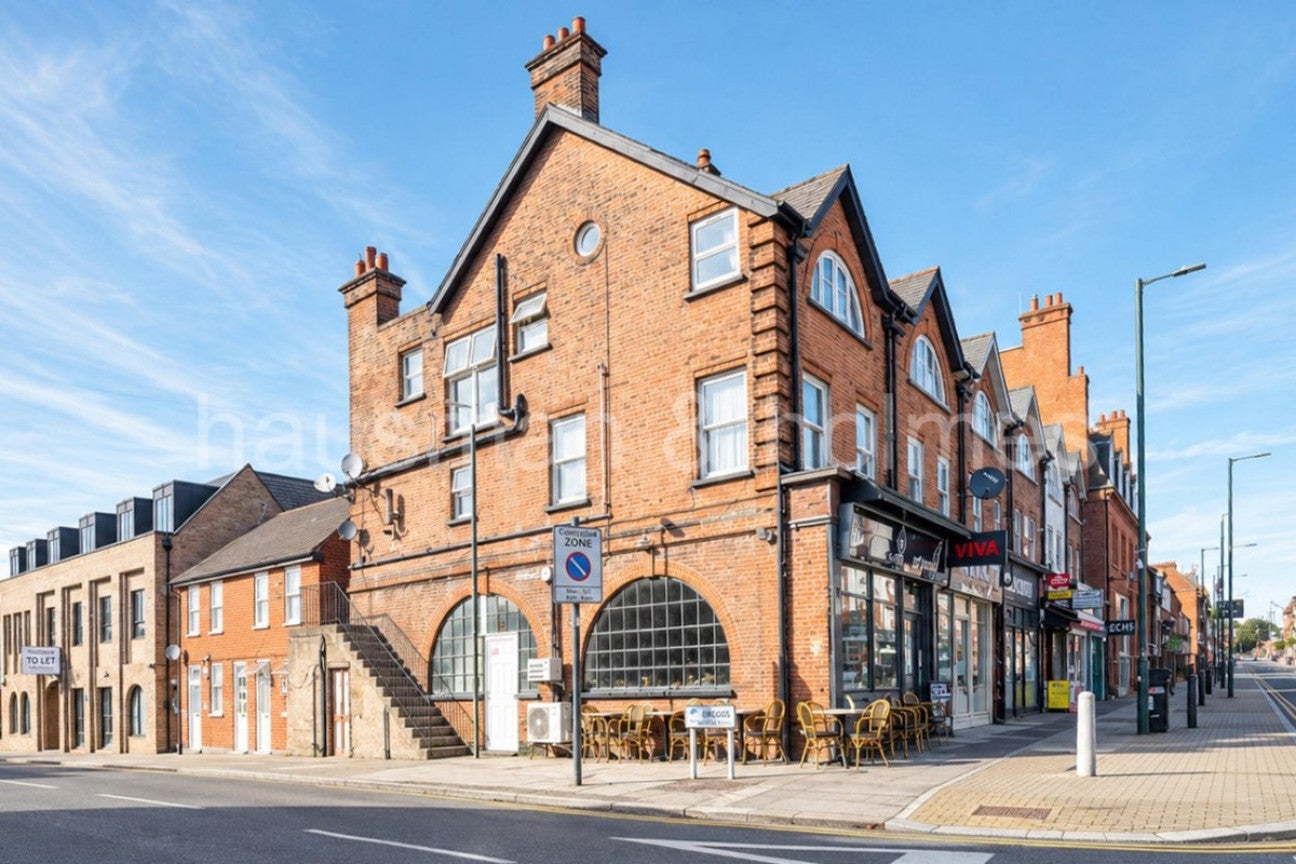 Flat Finchley Road in Greater London